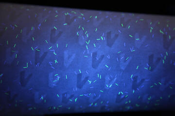 Papier avec fibres fluorescentes